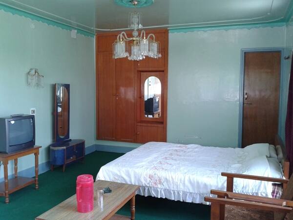 Houseboat Victoria Palace, Srinagar 4